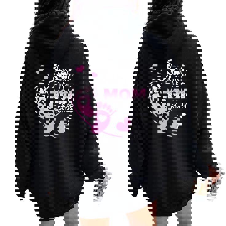 近日公開 2025Oon To Be Mom Est 2025 レディース オーバーサイズ パーカー バックプリント