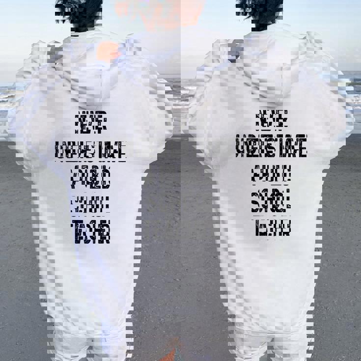 Never Underestimate A Publicchool Teacher Motivational レディース オーバーサイズ パーカー バックプリント