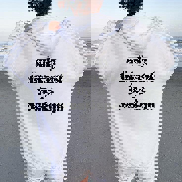 犬に気を取られる-犬のお父さんお母さんウェスティ・プードル・ウェスティプー レディース オーバーサイズ パーカー バックプリント