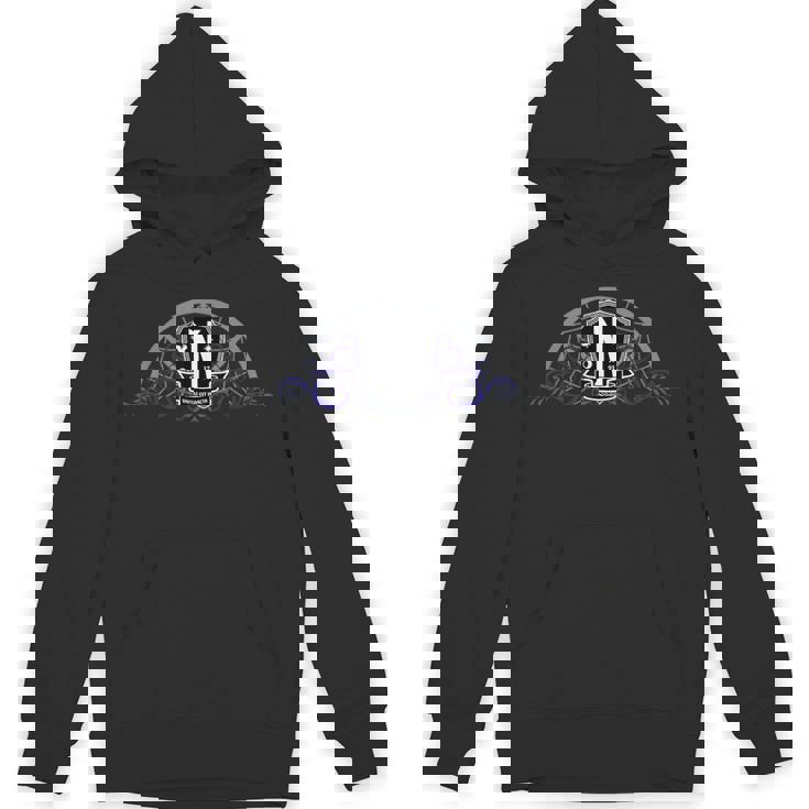 水曜日シリーズ 窓にウェンズデーネバーモアのロゴ。 Hoodie