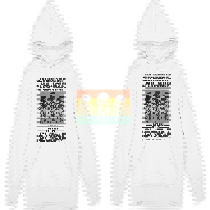 アイスクリームを持った老婆を決して過小評価しない パーカー