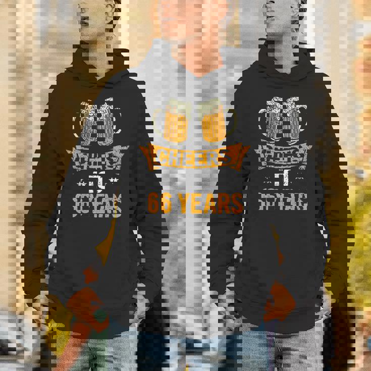 Cheers To 66歳 66歳 誕生日パーティー お祝いギフト Hoodie