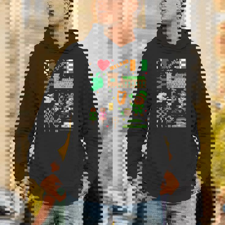 I Love Ireland。手描きアイルランドのランドマーク、旗、地図 パーカー