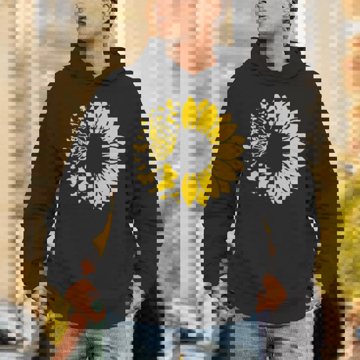 ひまわりと蝶のシルエット、自然の調和。 パーカー