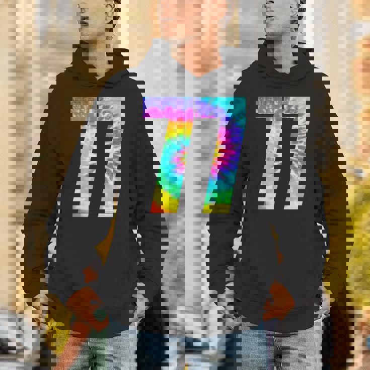 カラフルな絞り染め 77歳の誕生日または77番のチームイベント パーカー