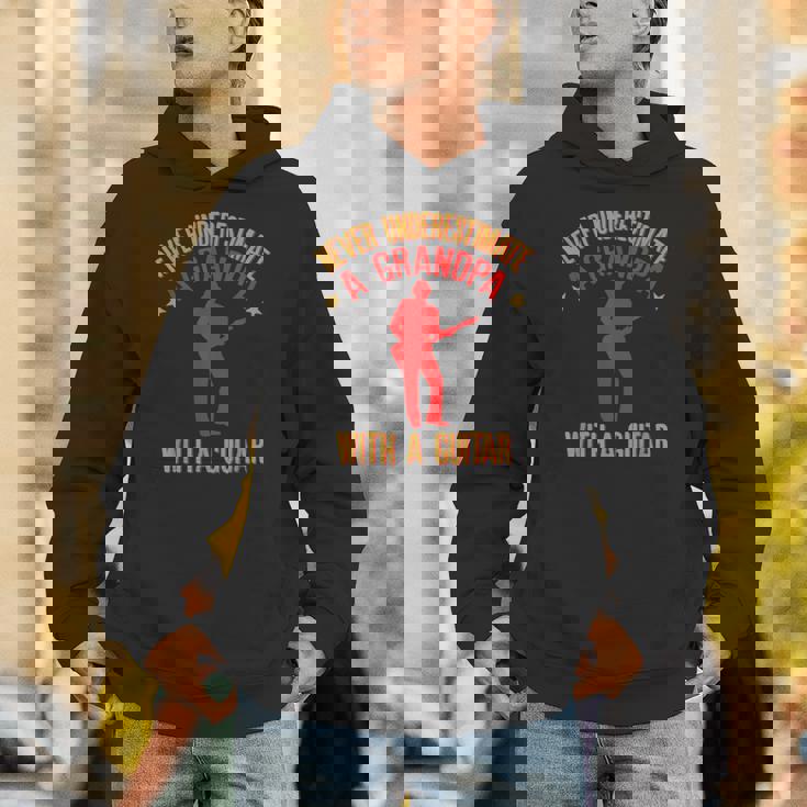 ギターを持ったおじいちゃんを決して過小評価しないでください パーカー