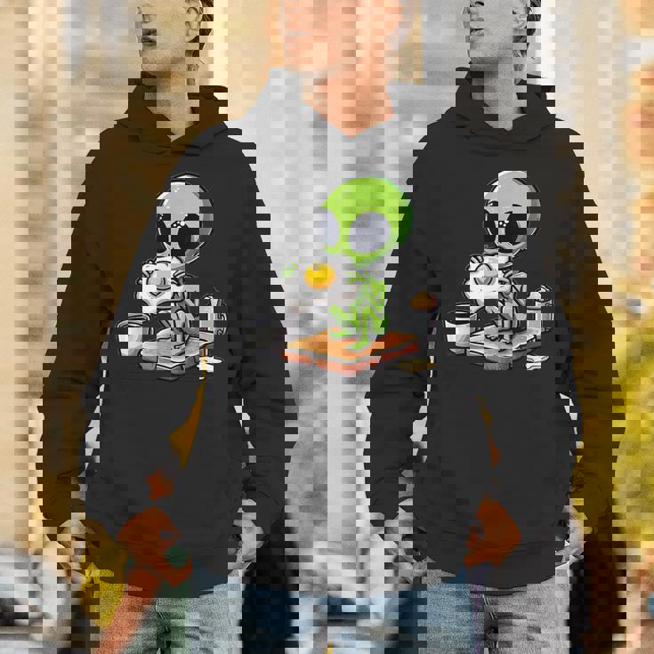 トーストに目玉焼きを食べるエイリアン パーカー