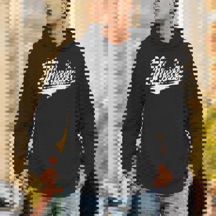 ミルウォーキー ウィスコンシン バーシティ スクリプト ヴィンテージ スポーツスタイル パーカー