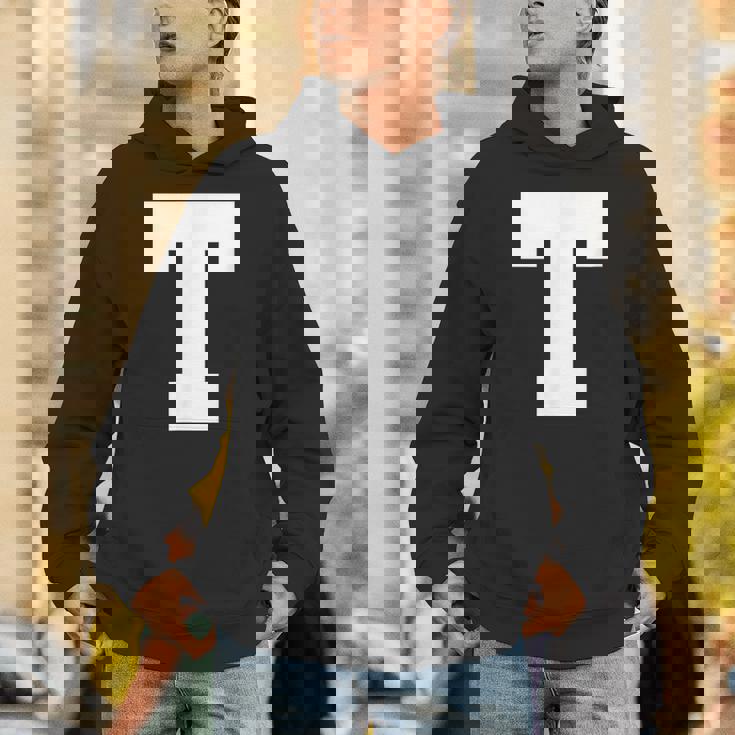 大文字tアルファベットモノグラムイニシャル パーカー