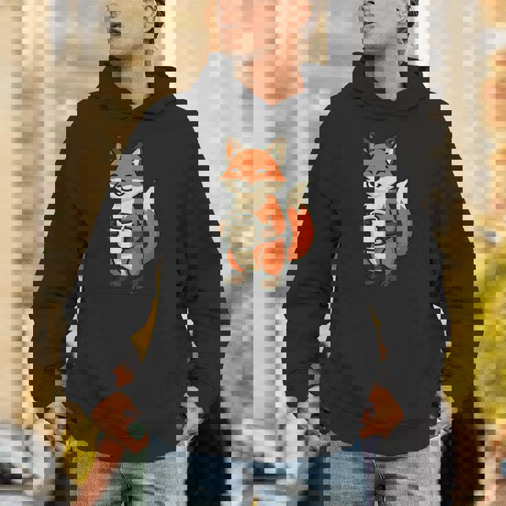 朝のコーヒーを楽しむ居心地の良いキツネ。 パーカー