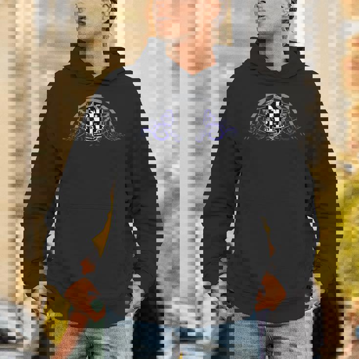 水曜日シリーズ 窓にウェンズデーネバーモアのロゴ。 Hoodie