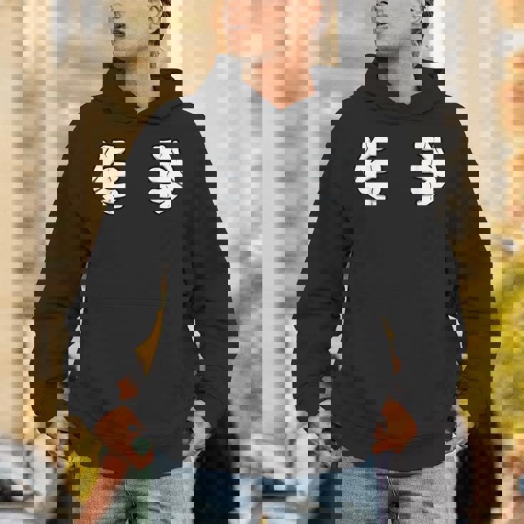 胸に手を当てる パーカー