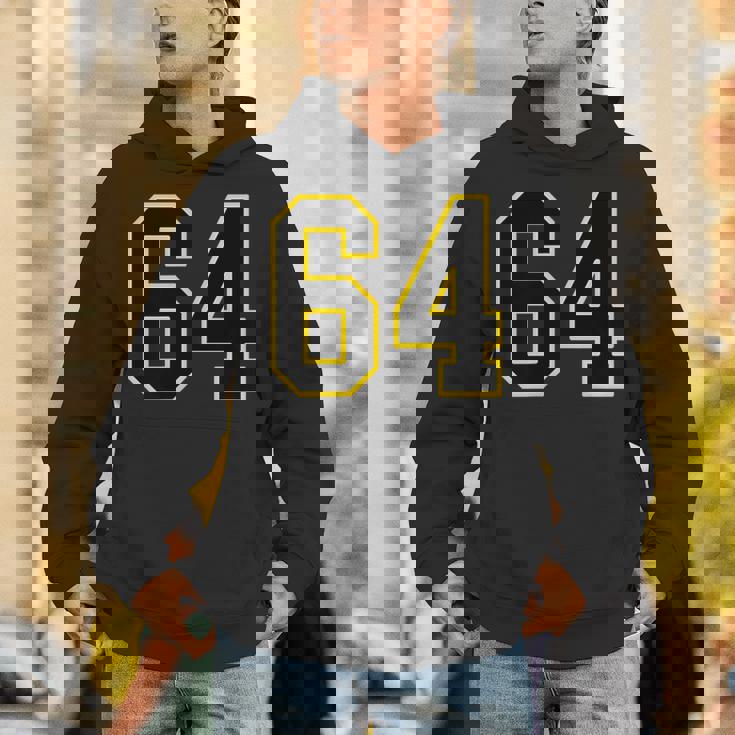 黒と黄色のカレッジスポーツスタイルの64番。 パーカー