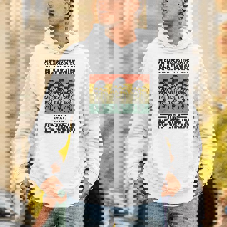 アイスクリームを持った老婆を決して過小評価しない パーカー