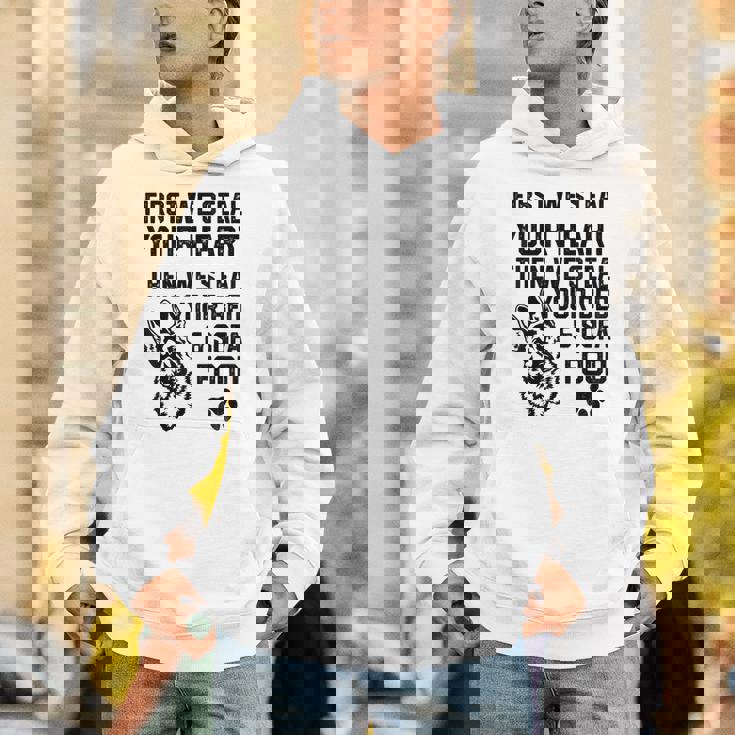 ジャーマン・シェパードはあなたの心を盗みますあなたのベッドとソファを盗みます Hoodie