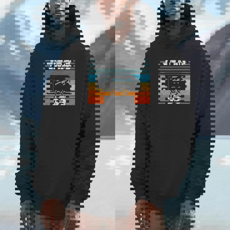 1953 年生まれのキャンピングカー バースデーキャラバン パーカー