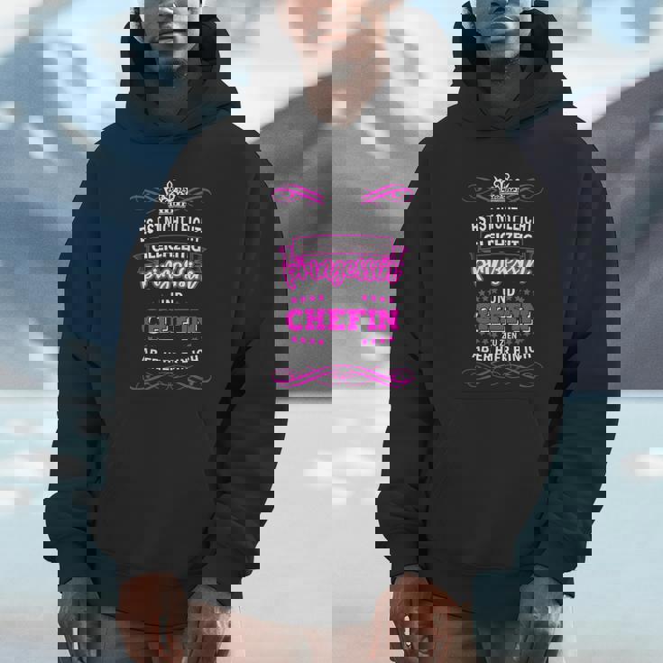 ドイツ語のテキスト「Gleichzeitig Prinzessin Chefin」と書かれた最高のシェフィンの言葉 パーカー