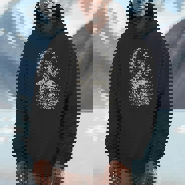 月と星の下のキノコに座る妖精 パーカー