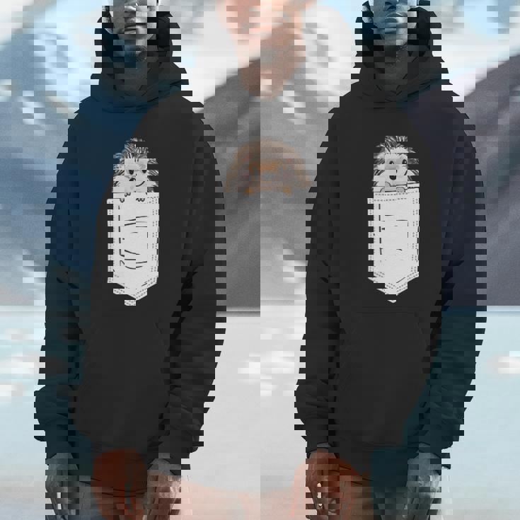 胸ポケットに入ったハリネズミ 衣類 ハリネズミ ギフト Hoodie