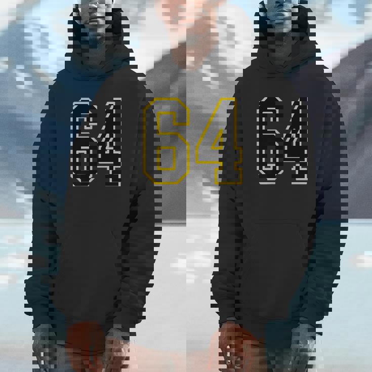 黒と黄色のカレッジスポーツスタイルの64番。 パーカー