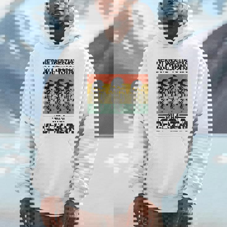 アイスクリームを持った老婆を決して過小評価しない パーカー