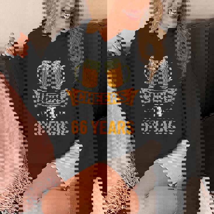 Cheers To 66歳 66歳 誕生日パーティー お祝いギフト Hoodie