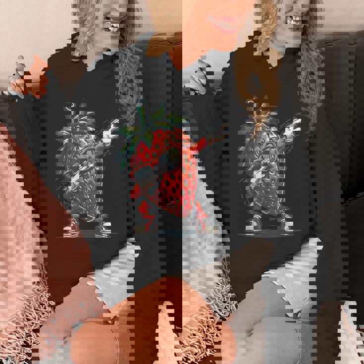 いちごを軽くたたくダンスいちごの果実を軽くたたく パーカー