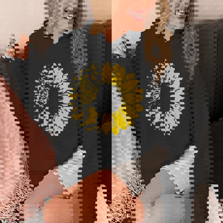 ひまわりと蝶のシルエット、自然の調和。 パーカー