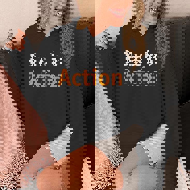 アクションへのバイアス Hoodie