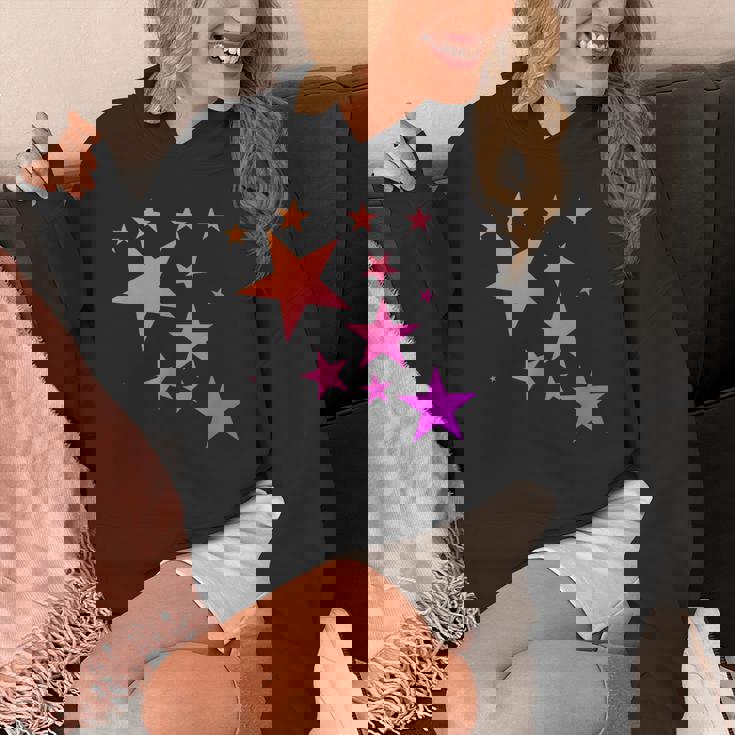 カラフルなオレンジピンクの星、流れ星柄デザイン。 Hoodie