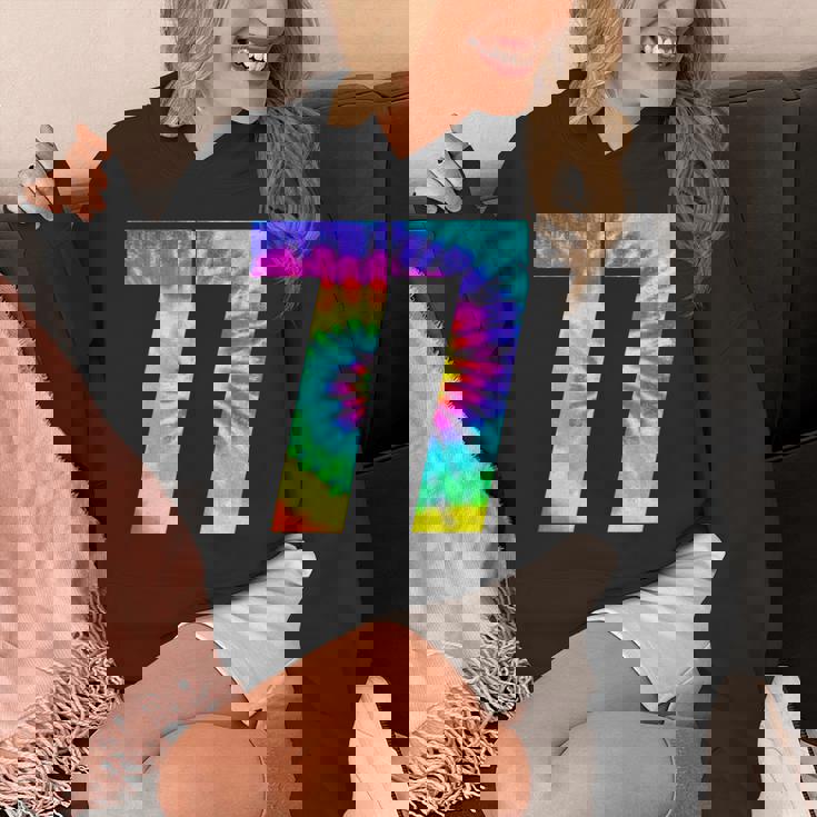 カラフルな絞り染め 77歳の誕生日または77番のチームイベント パーカー