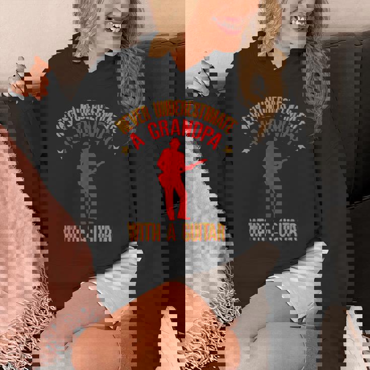 ギターを持ったおじいちゃんを決して過小評価しないでください パーカー