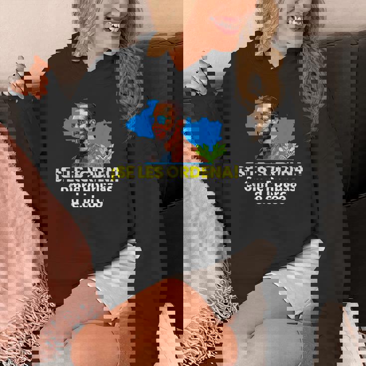 セ・レ・オルデナ・コメール・ププサス・デ・ロロコ、ナイーブ・ブケレ パーカー