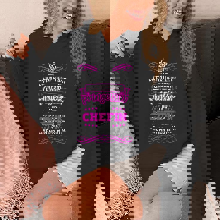 ドイツ語のテキスト「Gleichzeitig Prinzessin Chefin」と書かれた最高のシェフィンの言葉 パーカー