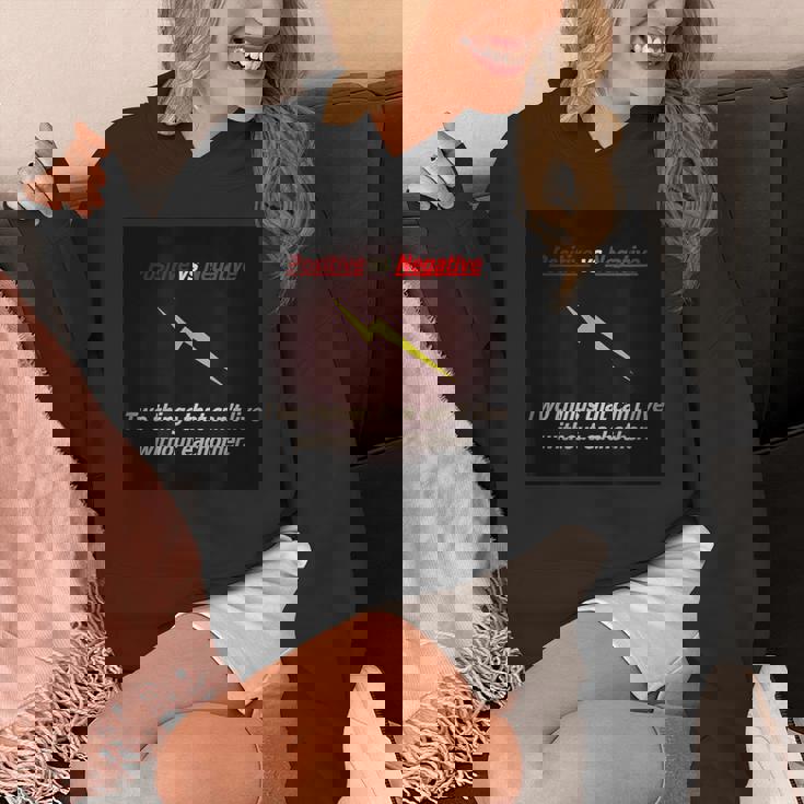 ポジティブ対ネガティブ Hoodie