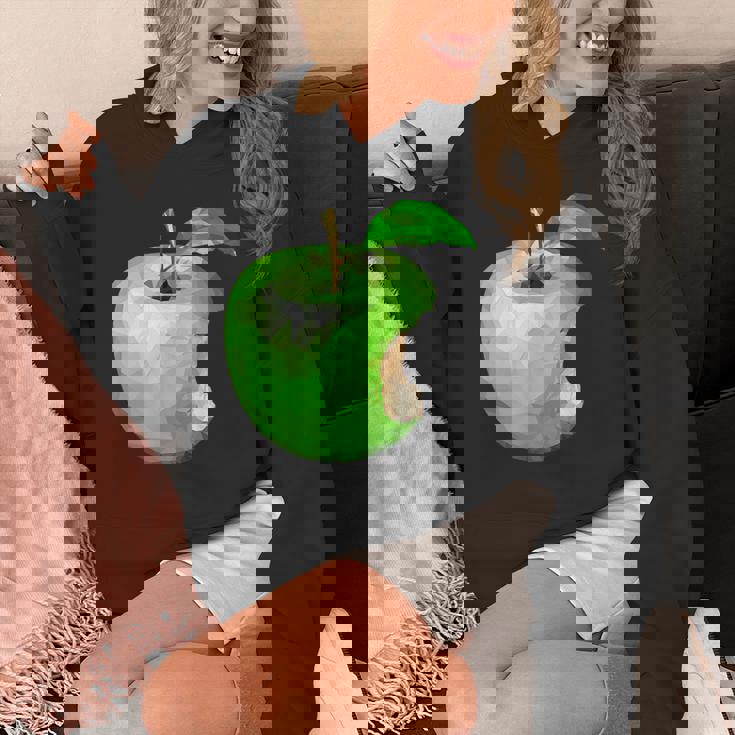 噛まれた青リンゴのイラスト パーカー