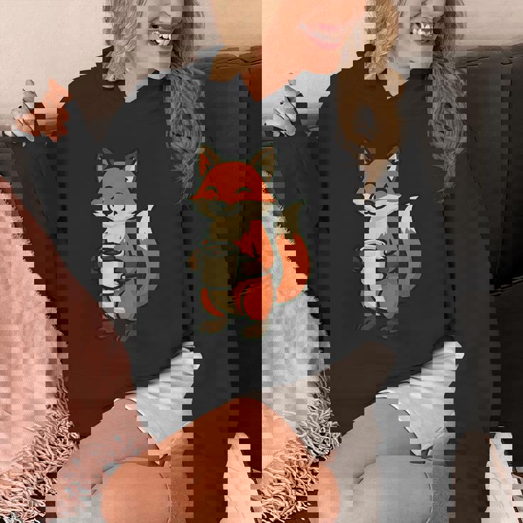 朝のコーヒーを楽しむ居心地の良いキツネ。 パーカー