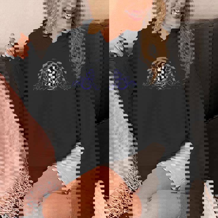 水曜日シリーズ 窓にウェンズデーネバーモアのロゴ。 Hoodie