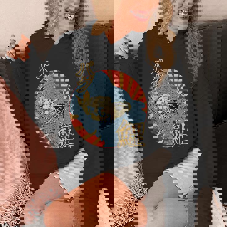 波を介して鯉に乗るパグ日本のヴィンテージ画 Hoodie