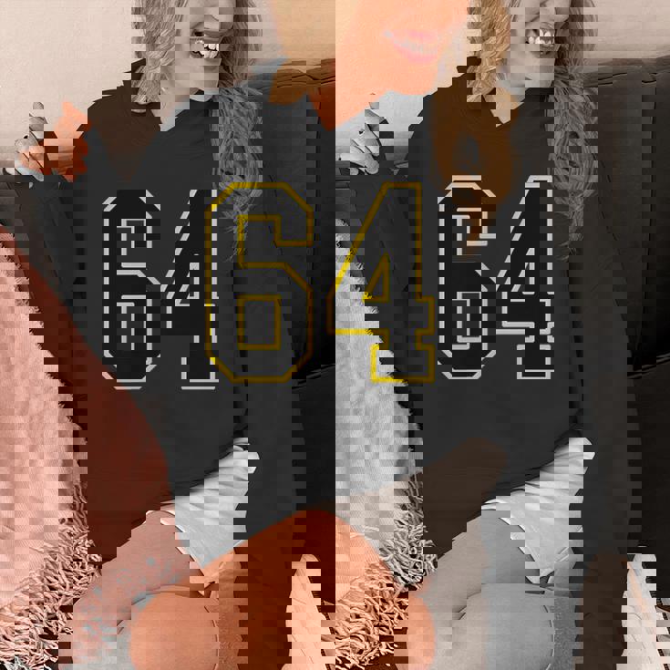 黒と黄色のカレッジスポーツスタイルの64番。 パーカー