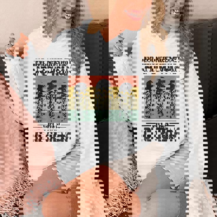 アイスクリームを持った老婆を決して過小評価しない パーカー