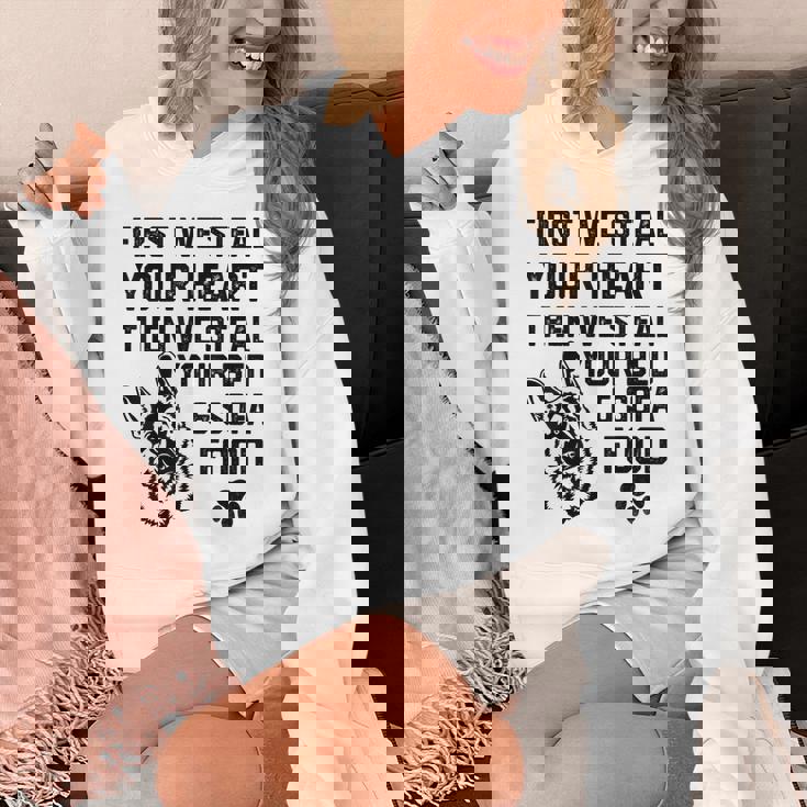 ジャーマン・シェパードはあなたの心を盗みますあなたのベッドとソファを盗みます Hoodie