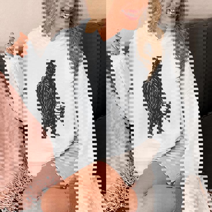 斧と盾を持った熊 中世の熊 バイキング パーカー