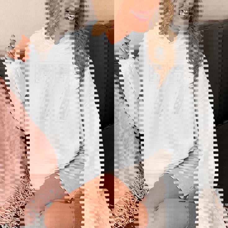 背面に77番。 Hoodie