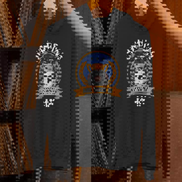 Champion Are Born In May フットボール サッカーボール 誕生日プレゼント 長袖tシャツ パーカー