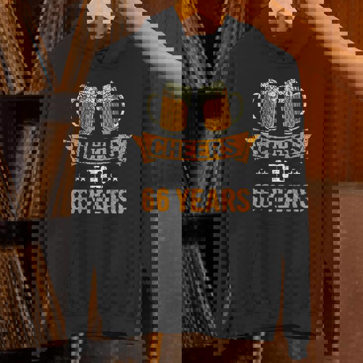 Cheers To 66歳 66歳 誕生日パーティー お祝いギフト Hoodie