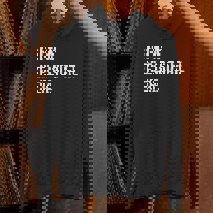 In My Delusional Era 面白い大人のユーモアの言葉 長袖tシャツ パーカー