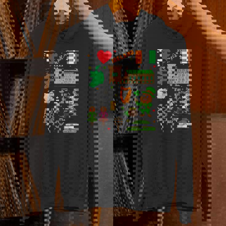 I Love Ireland。手描きアイルランドのランドマーク、旗、地図 パーカー