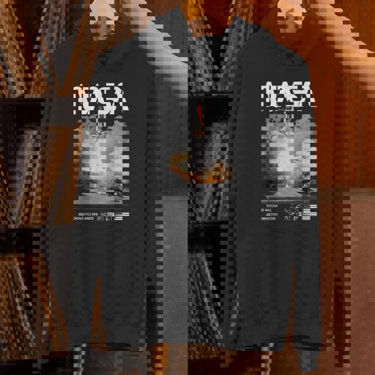 Nasa スペースシャトル打ち上げカラーの黒と白のワームロゴ Hoodie