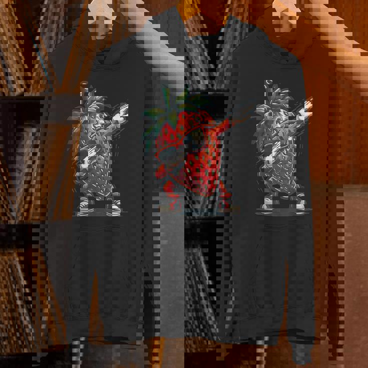 いちごを軽くたたくダンスいちごの果実を軽くたたく パーカー